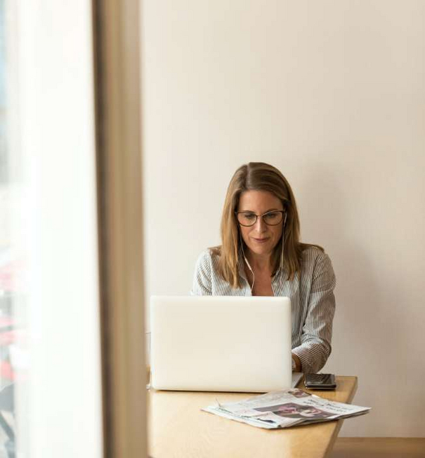 Frau arbeitet am Laptop im Homeoffice