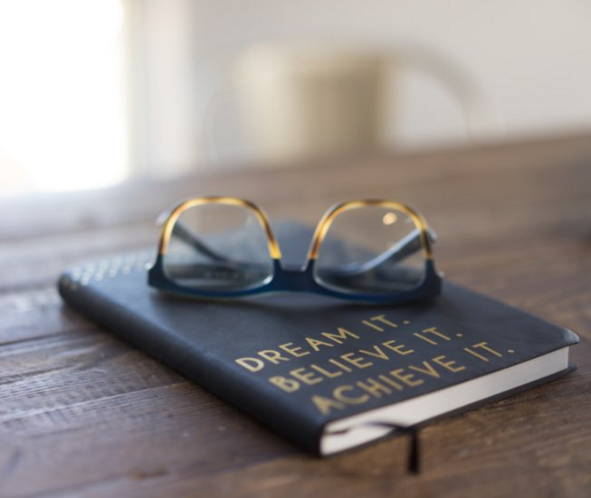 Notizbuch mit Brille darauf