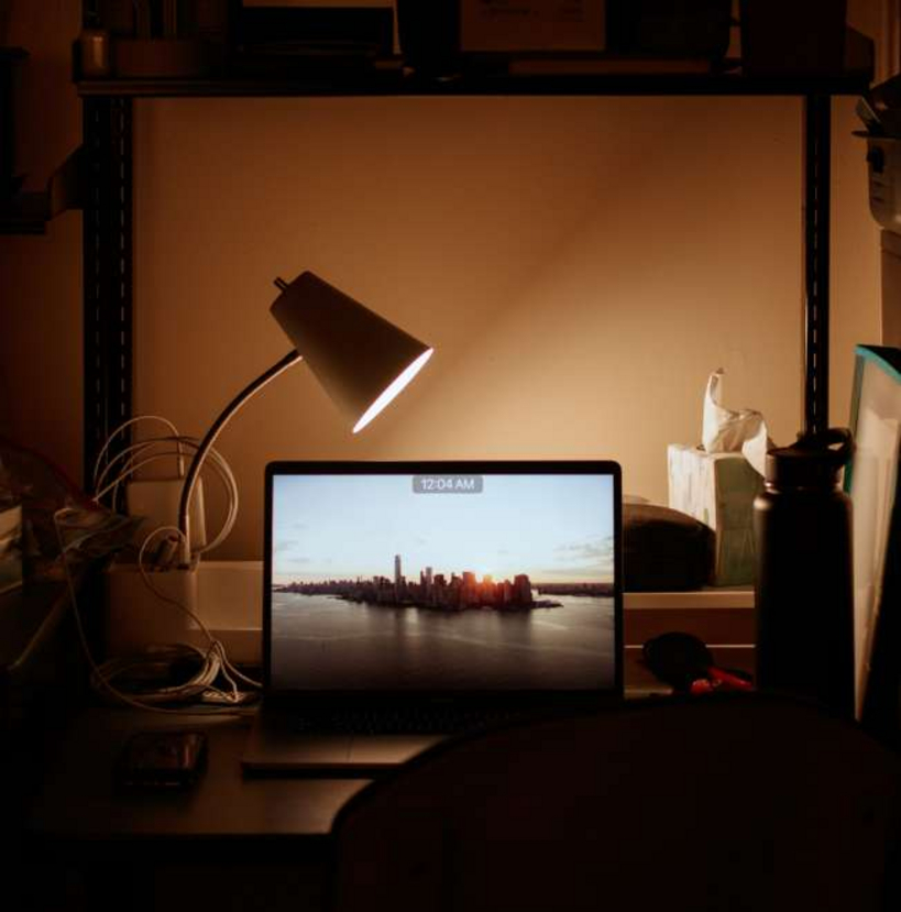 Schwach beleuchteter Schreibtisch mit Laptop