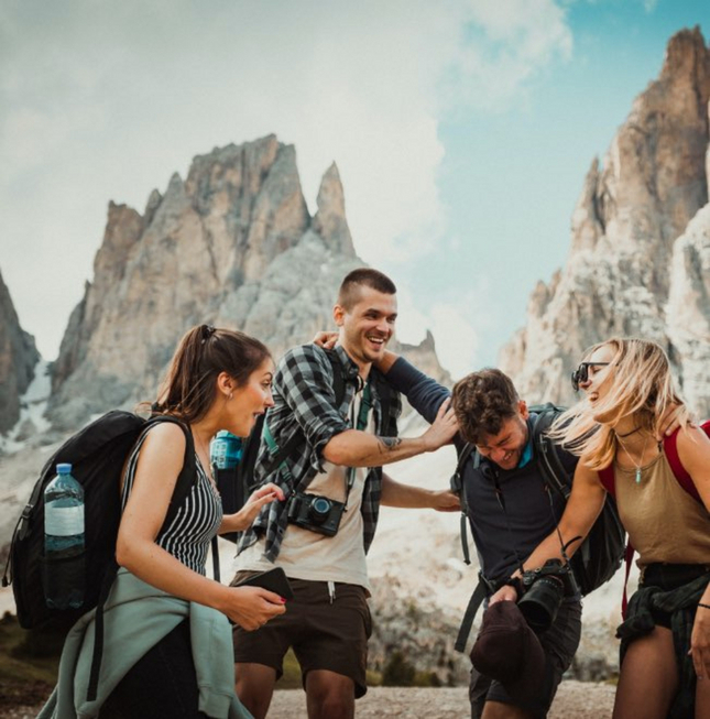Freunde wandern in den Bergen