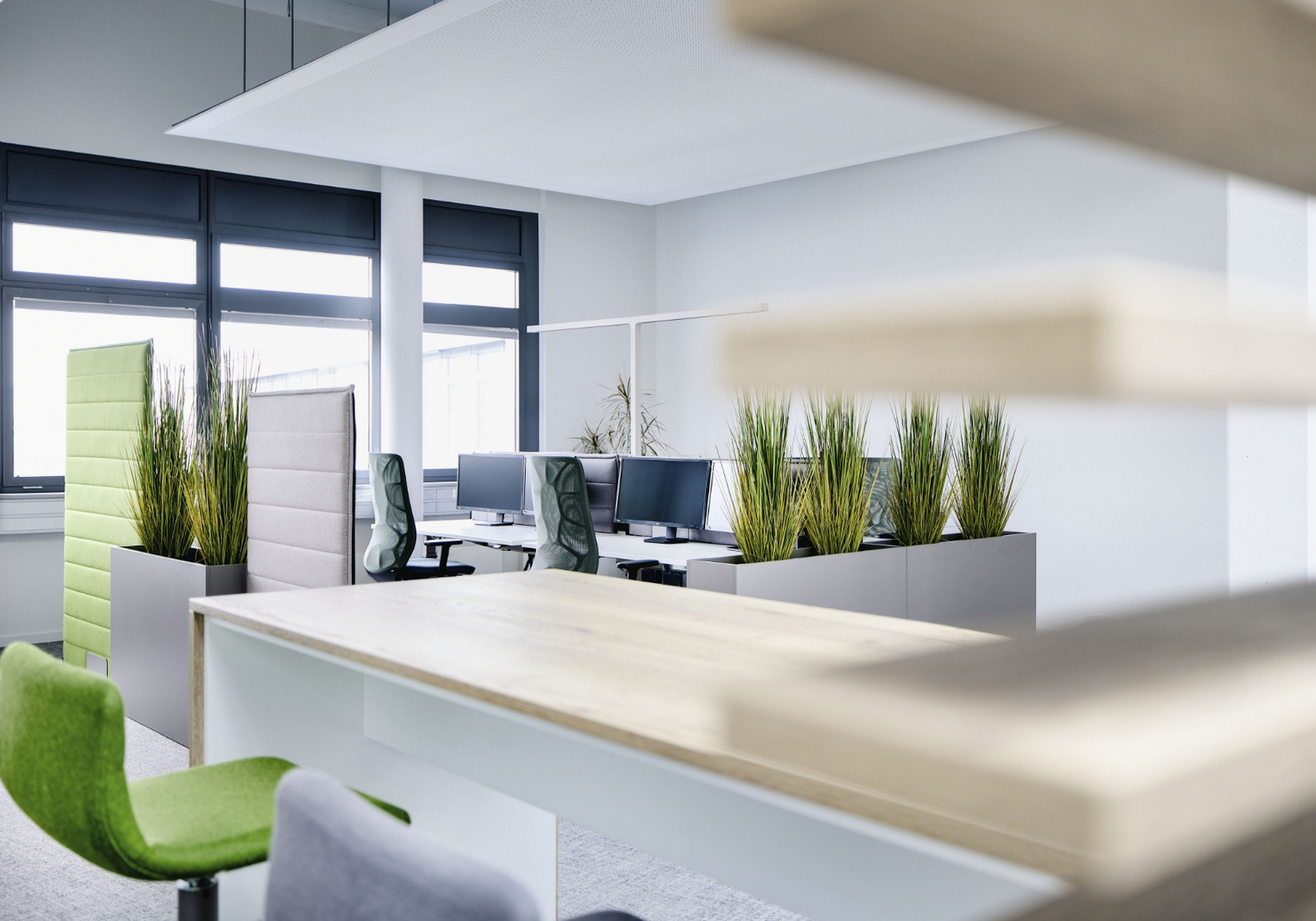 Blick auf mehrere Arbeitsplätze