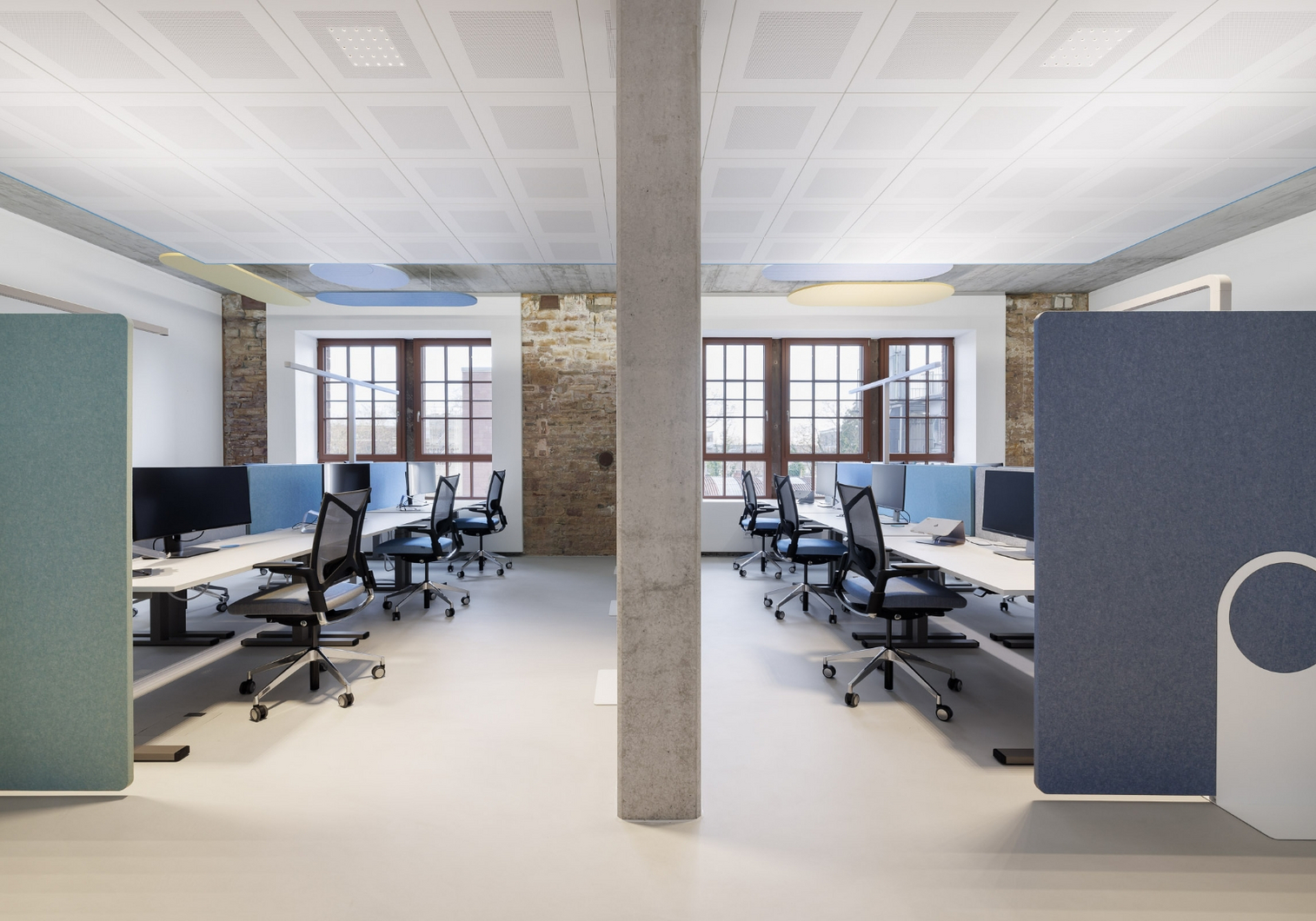 Büro mit mehreren Arbeitsplätzen