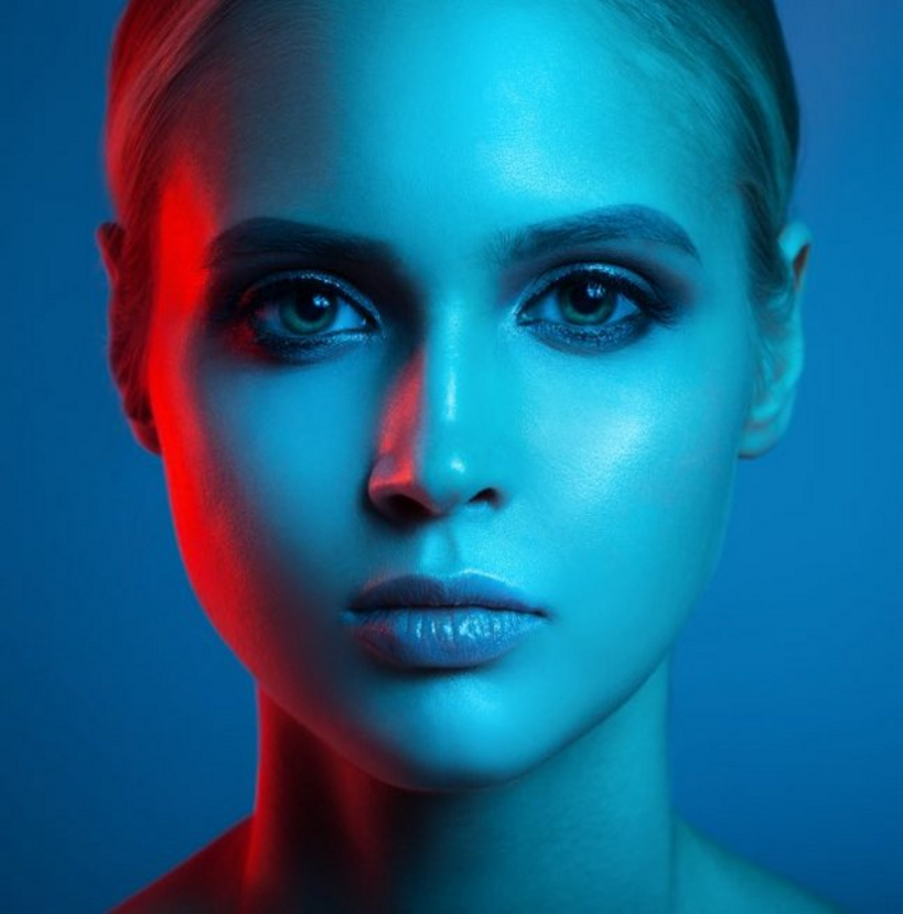 Frau mit blau-rotem Licht im Gesicht