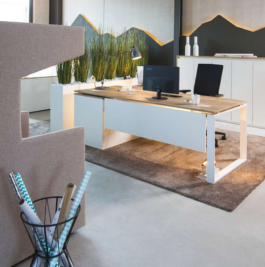 Künstliches Schilfgras als Sichtschutz neben einem Schreibtisch