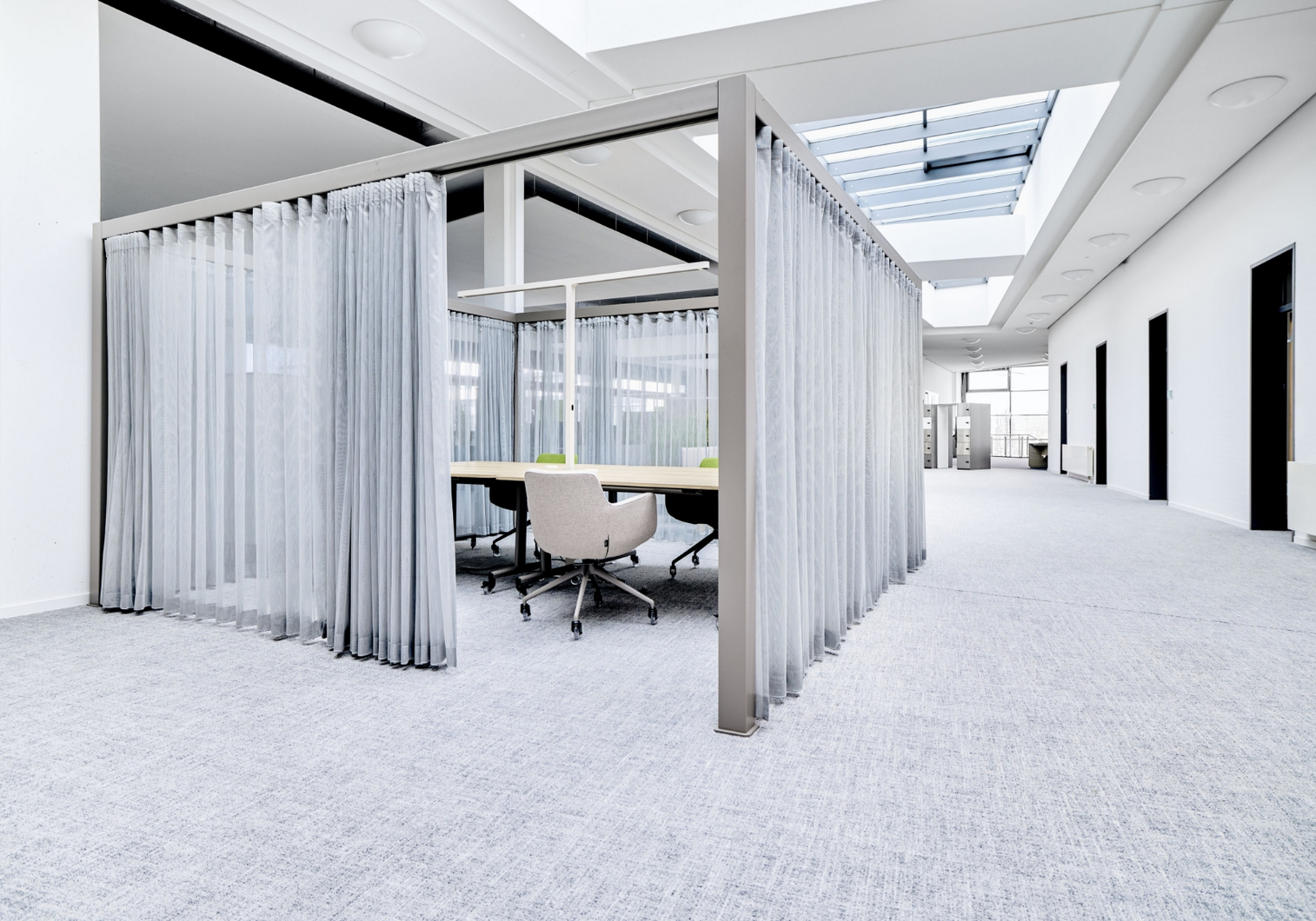 Zonierter Besprechungsbereich im Büro