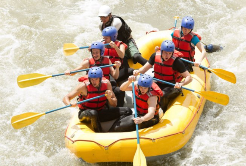 Sieben Personen in einem Schlauchboot