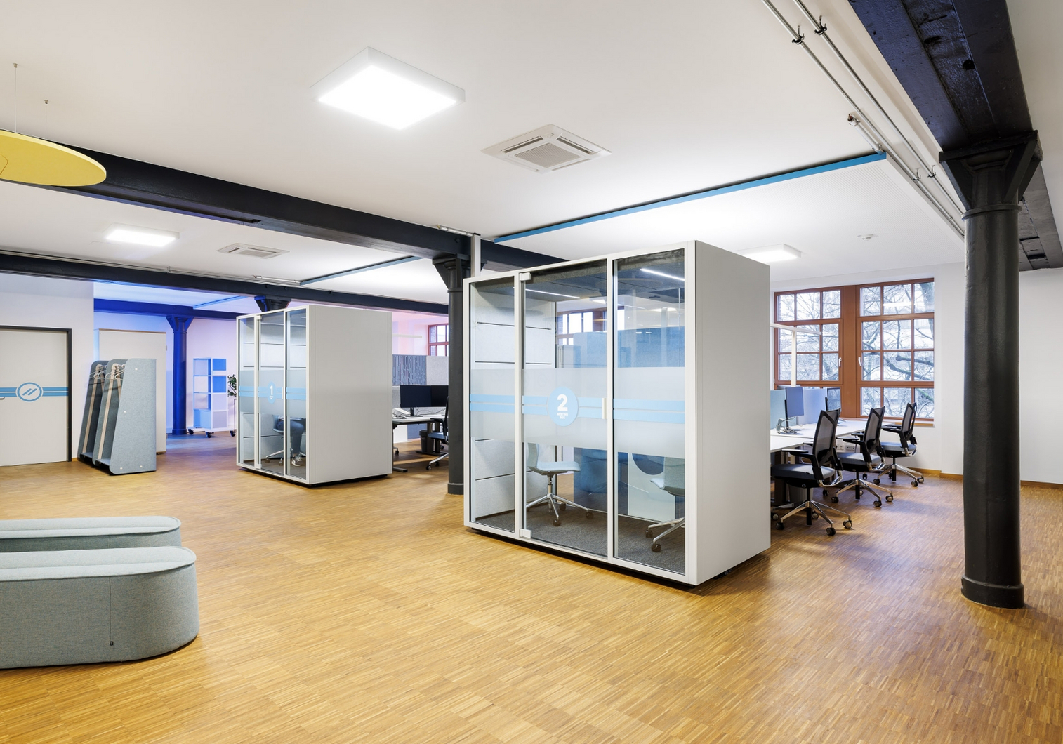Büro mit Telefonkabinen