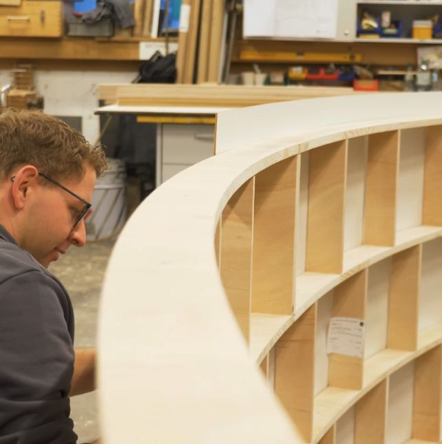 Mann arbeitet mit Holz