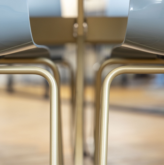 Nahaufnahme von zwei Stühlen