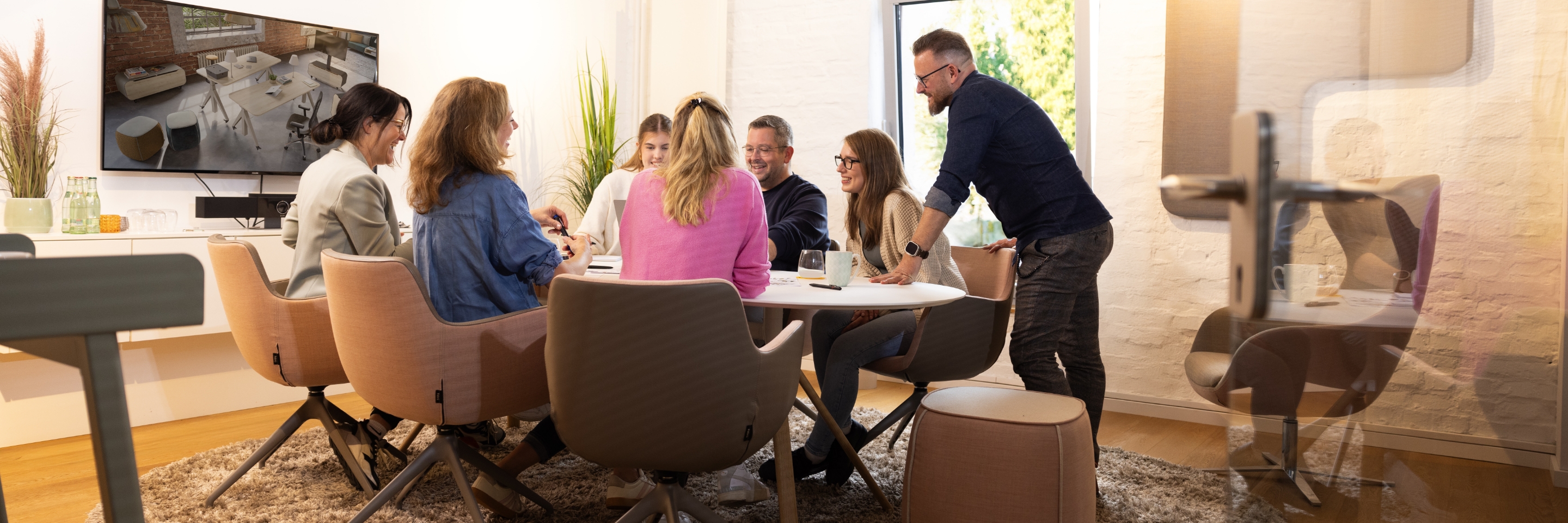 Mitarbeiter und Mitarbeiterinnen am Konferenztisch