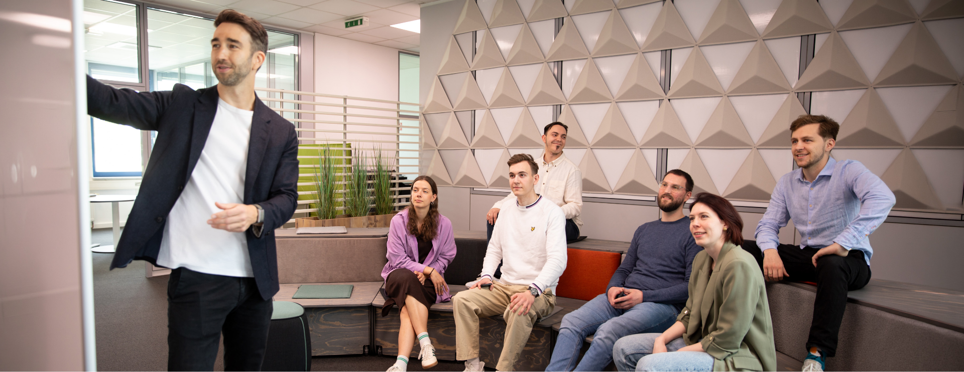 Mehrere Personen in einer Besprechung