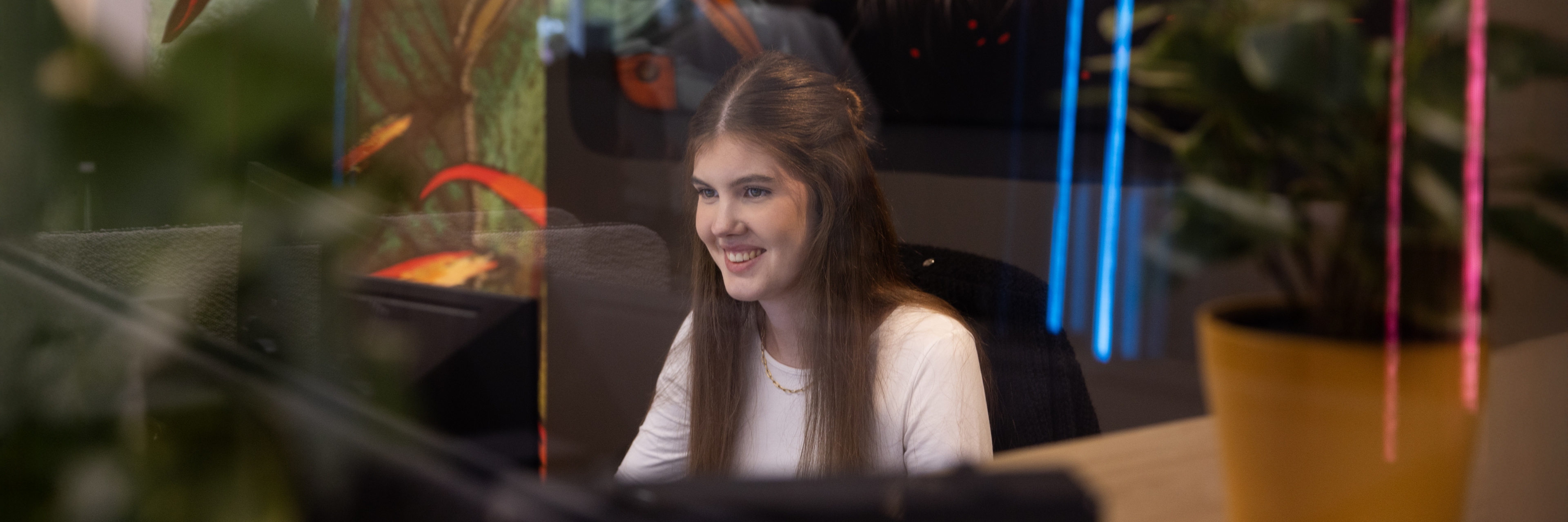 Fröhliche Mitarbeiterin