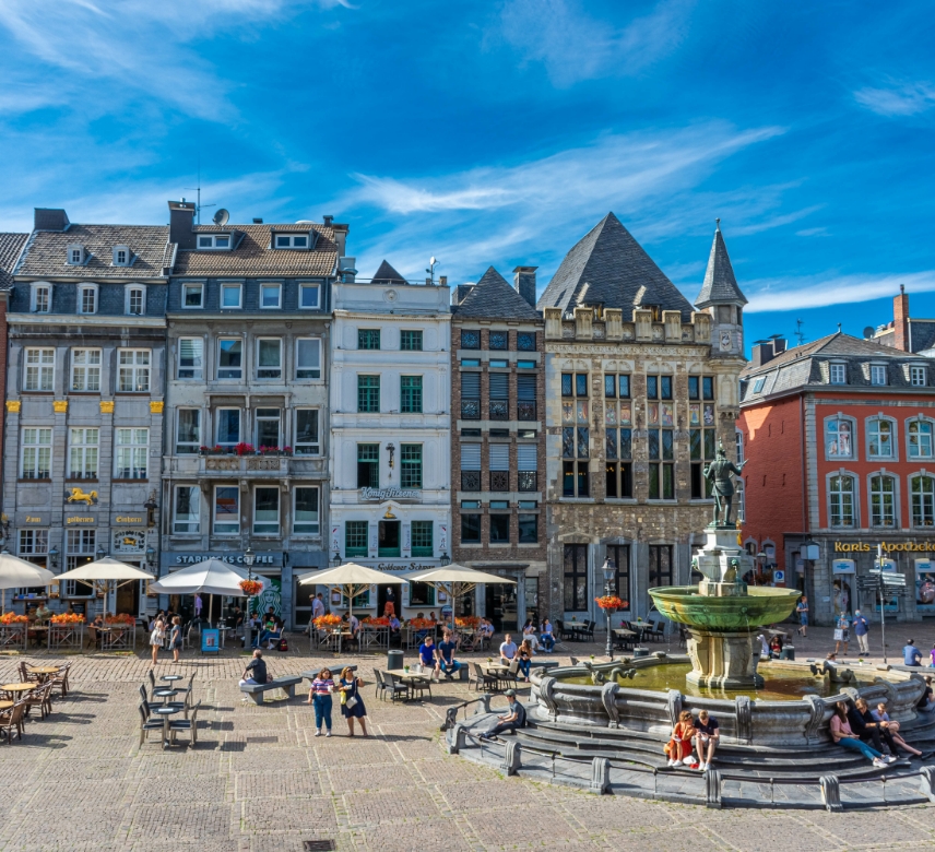 Springbrunnen vor mehreren Gebäuden in Aachen