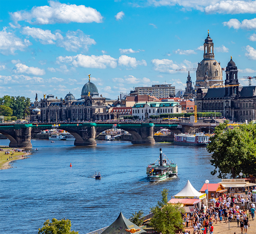 Blick auf die Frauenkirche und die Brühlsche Terrasse in Dresden