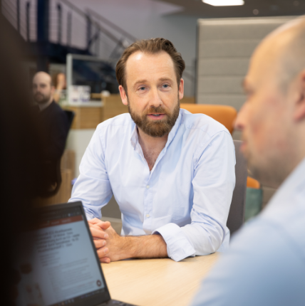 Mann in einer Besprechung