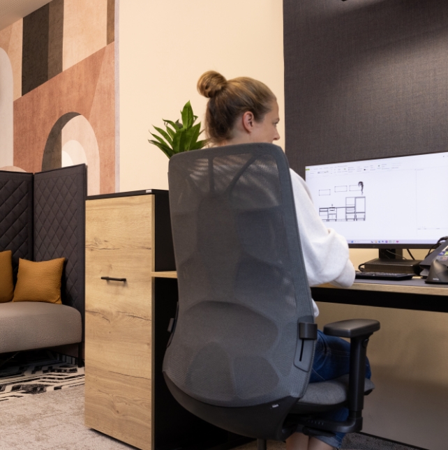 Eine Person arbeitet am PC