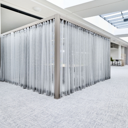 Zonierung mit Vorhängen im Büro
