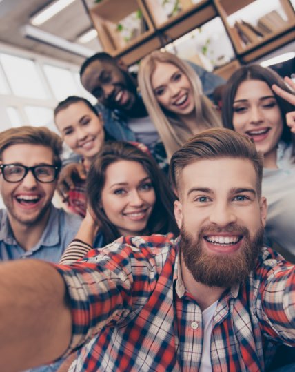 Junges Team macht ein Selfie