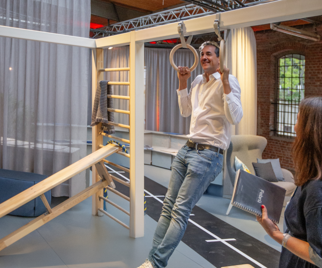 Mitarbeiter an einem Sportgerät