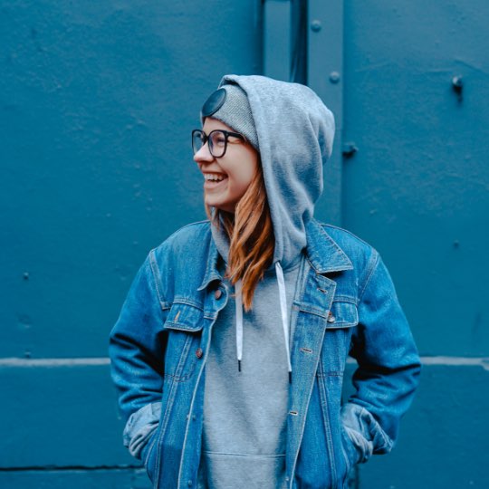 Lachende Frau mit Jeansjacke