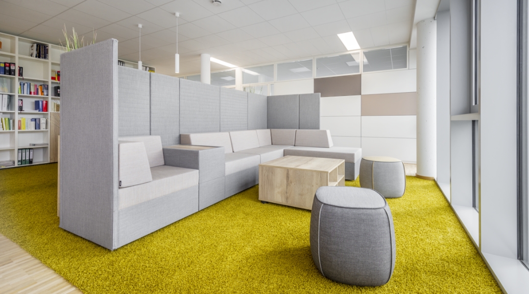 Lounge- und Besprechungsbereich im Büro