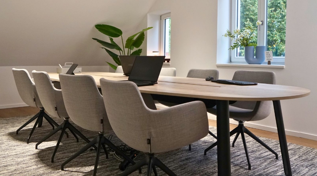 Besprechungstisch mit Sesseln