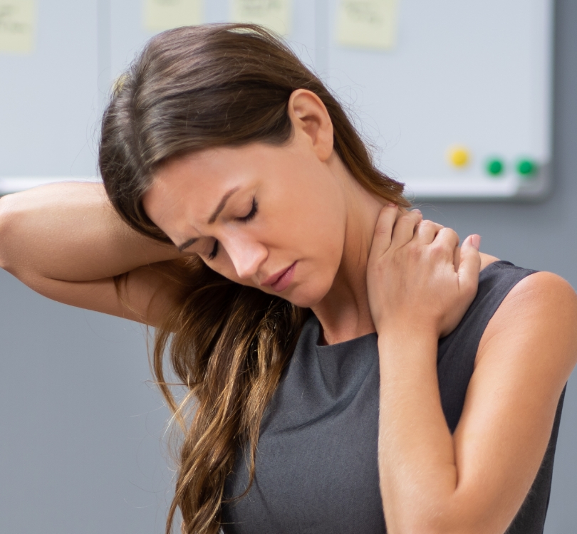 Frau mit Nackenschmerzen
