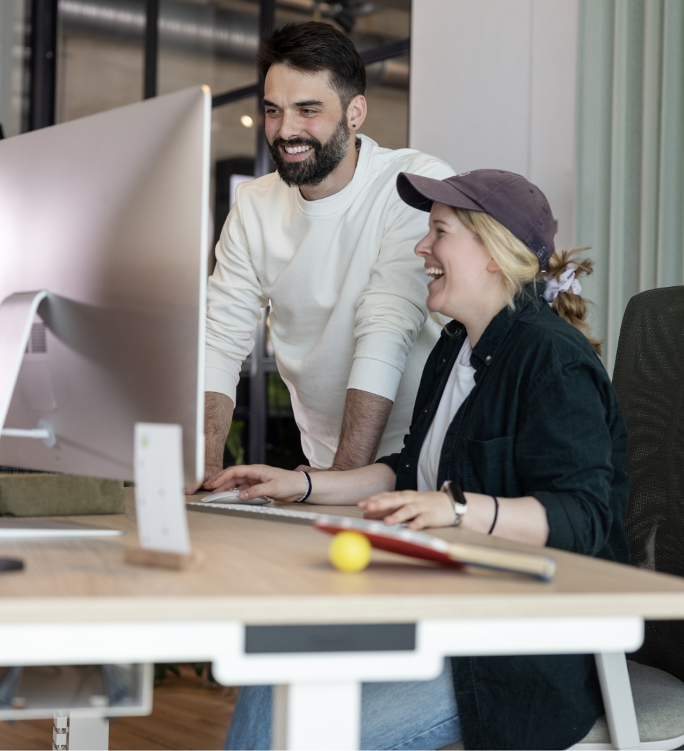 Mitarbeiter und Mitarbeiterin am PC