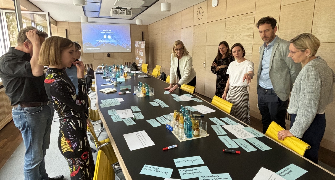 Menschen in einem Workshop von HALLO ARBEIT