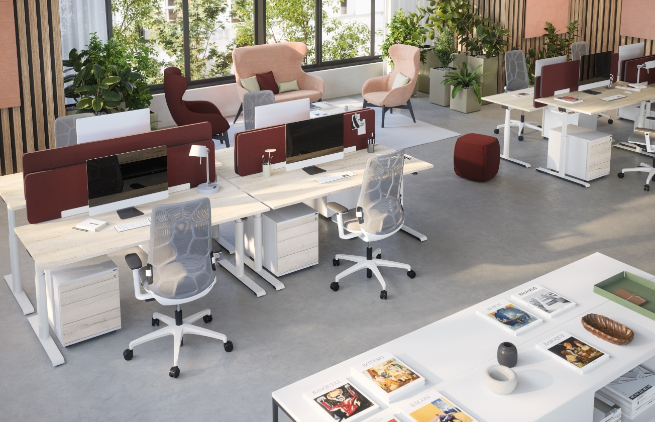 Arbeitsplätze mit Schreibtischen und Bürostühlen