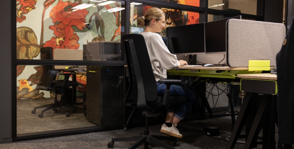 Mitarbeitende arbeitet am PC