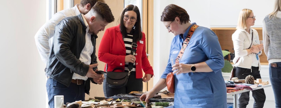 Mehrere Personen sehen sich Materialmuster an