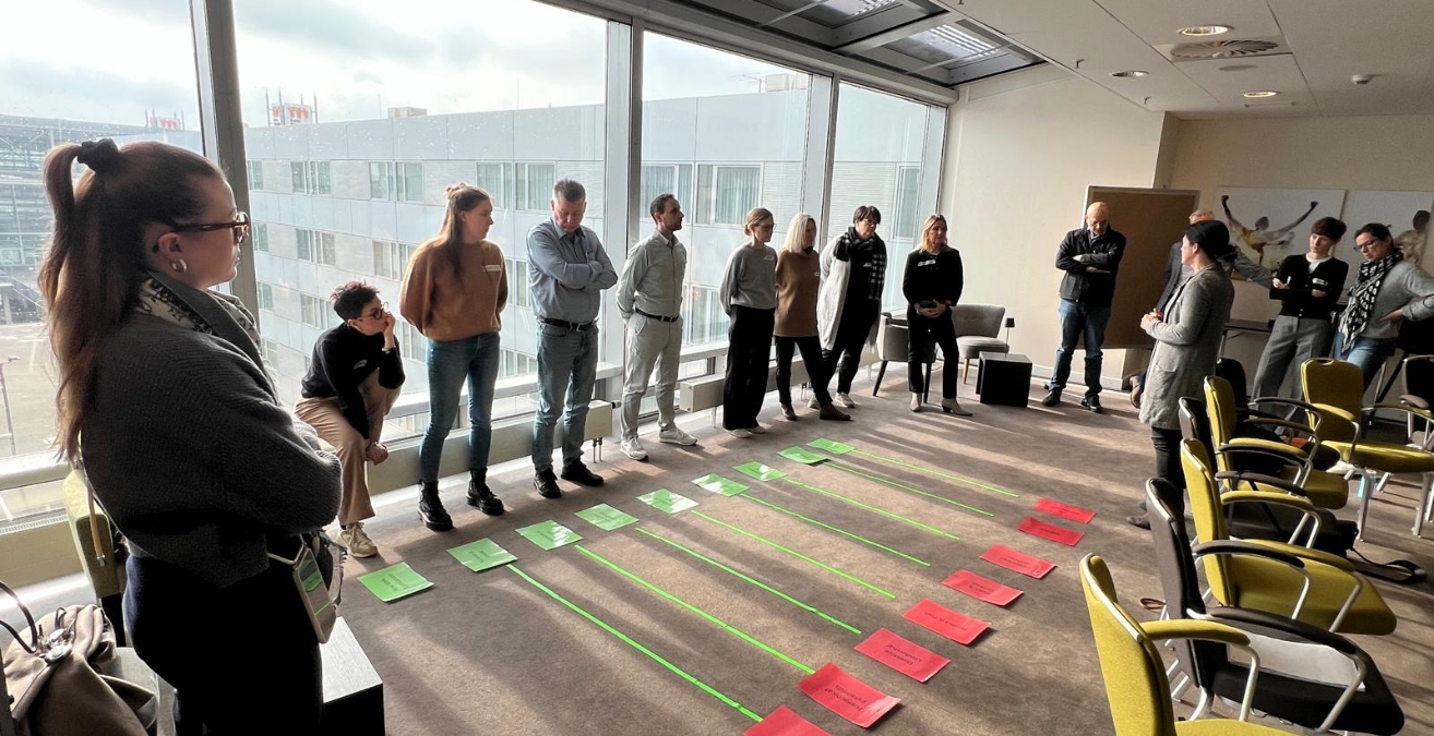 Mehrere Personen in einem Workshop