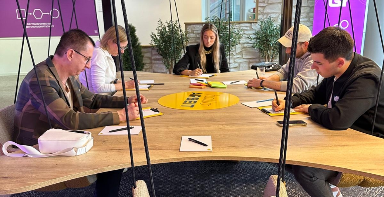 Mehrere Personen in einem Workshop