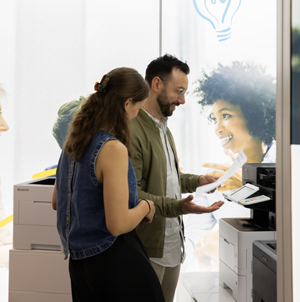 Zwei Personen drucken etwas aus